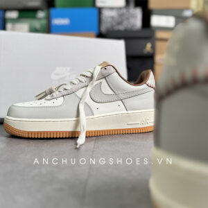 Sneaker-Nike-Air-Force-1-Low-Tassels-Light-Bone-5